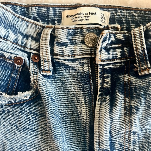 Abercrombie and fitch never worn jeans - Picture 3 of 3